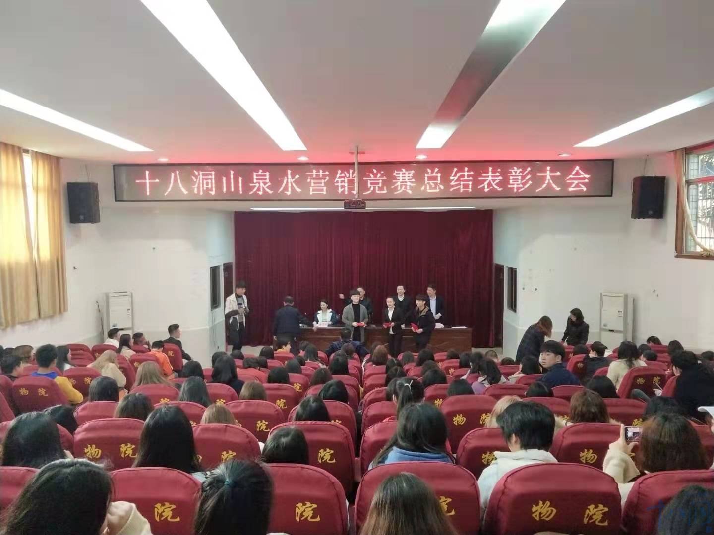 這(zhè)場(chǎng)營銷競賽的(de)主角是(shì)一(yī)瓶愛(ài)心水(shuǐ)