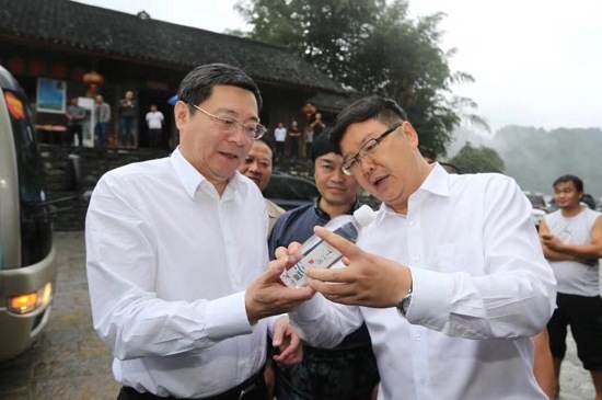 一(yī)瓶十八洞山(shān)泉水(shuǐ)背後的(de)暖心故事(shì)